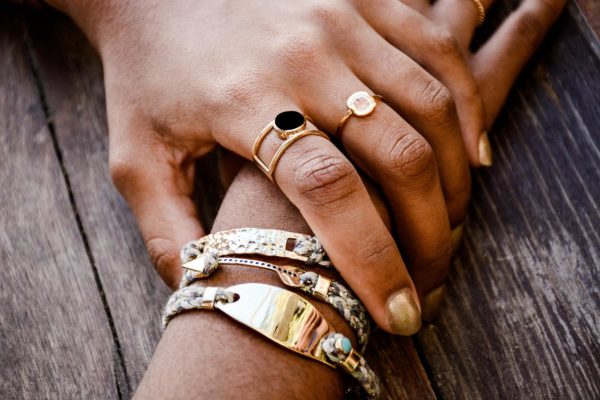 la-petite-plagiste-collection-Ibiza-bracelets-Lena-bleu-porté