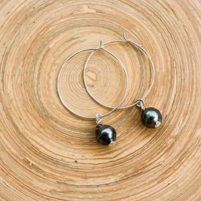 la-petite-plagiste-collection-vaimiti-silver-pearl-hoop-earrings