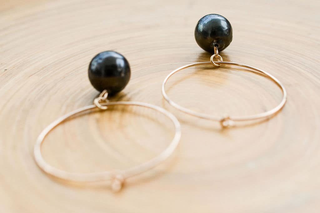la-petite-plagiste-collection-vaimiti-gold-plated-black-pearl-hoop-earrings