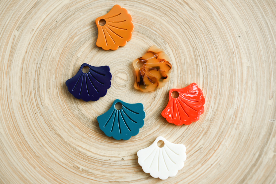 la-petite-plagiste-collection-sul-pendants-charms-colored-shells