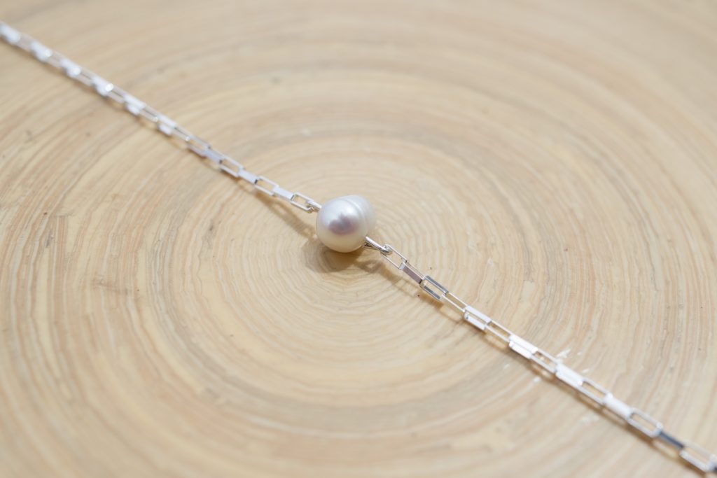 the-little-beach-attendant-collection-vaimiti-silver-necklace-white-pearl-mesh-fogo
