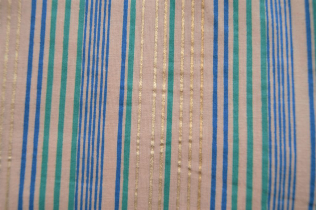 plan-de-nuit-pyjama-stripes-or-et-bleu-couleur