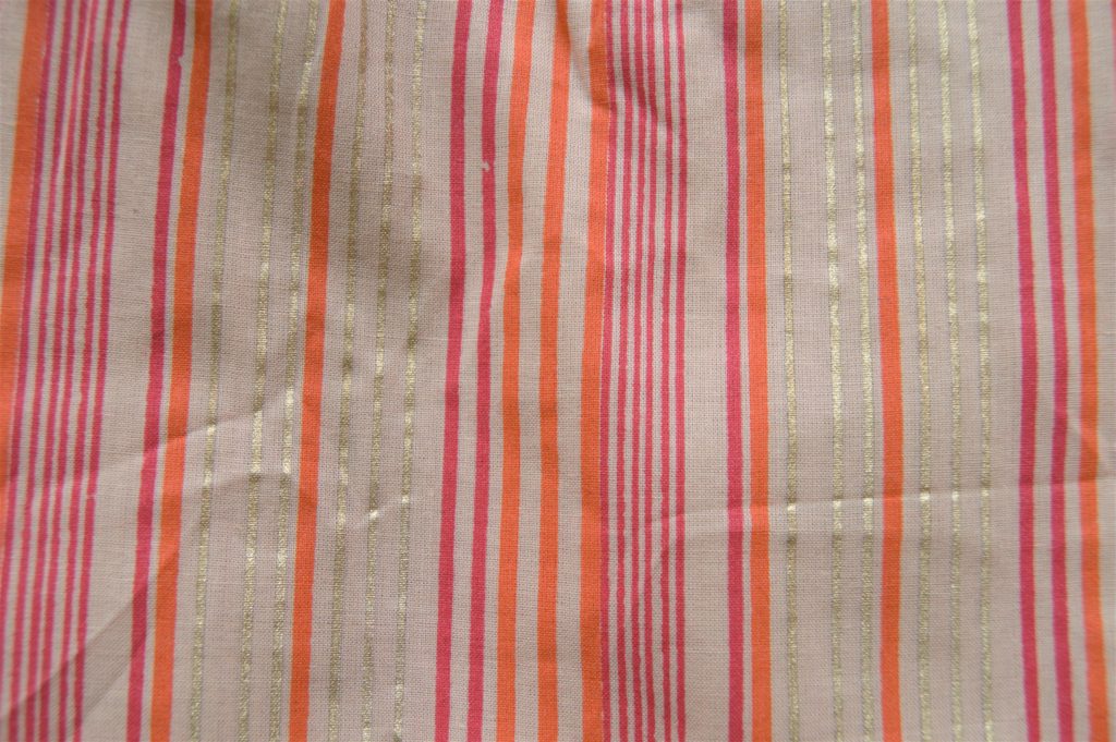 plan-de-nuit-pyjama-stripes-or-et-rose-couleur